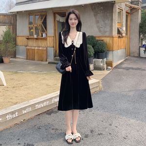 赫本风法式黑色长袖连衣裙女2023年春秋新款显瘦小黑裙金丝绒裙子