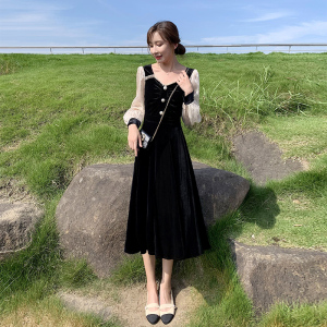 法式赫本风黑色金丝绒连衣裙女秋2023新款长袖气质收腰显瘦a字裙