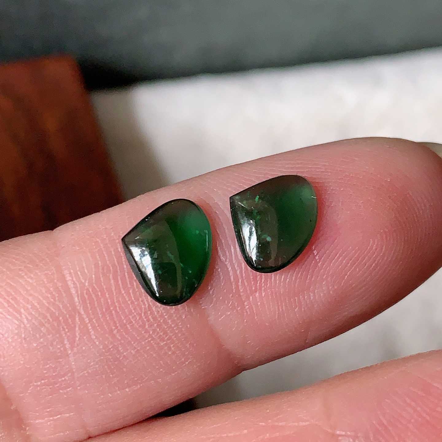 天然翡翠A货玉石裸石镶嵌面送证书冰种辣绿水滴戒面一对000427