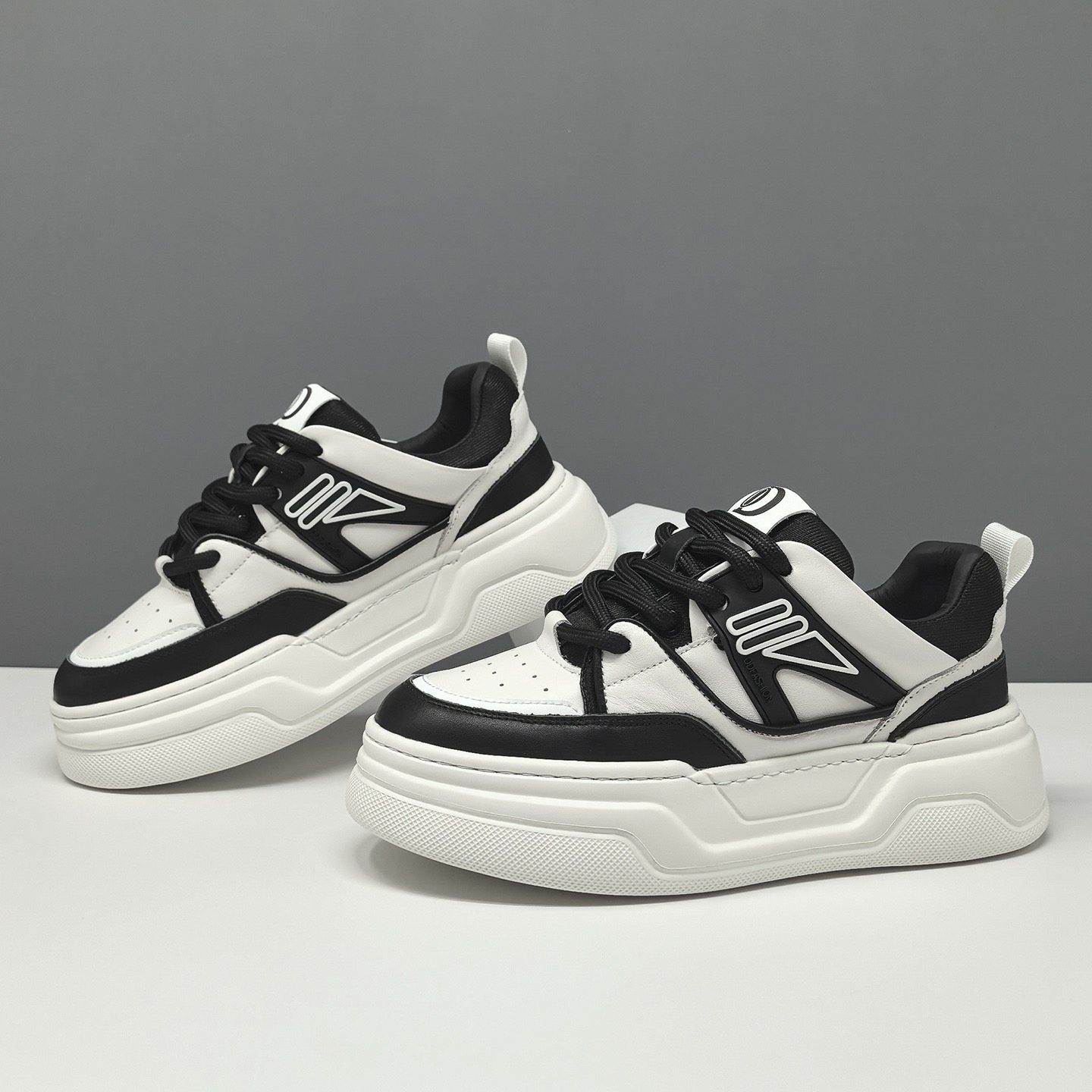 枫之时尚春季厚底增高休闲小白鞋轻奢2026牛皮发型师个性潮男板鞋