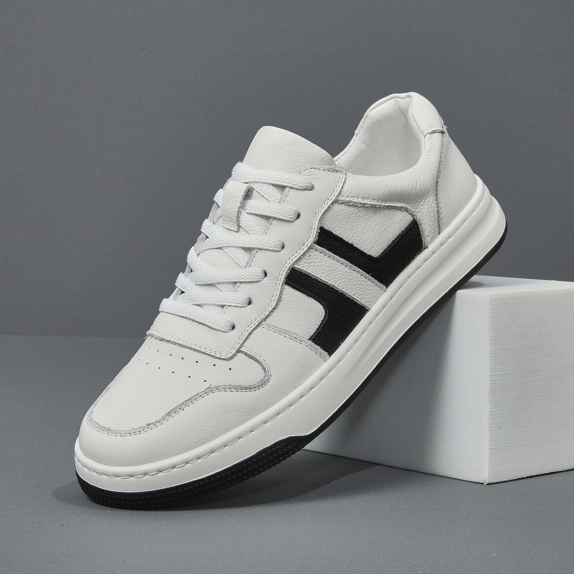 枫之时尚夏天小白鞋简约百搭轻便舒适不臭脚牛皮发型师男士潮板鞋