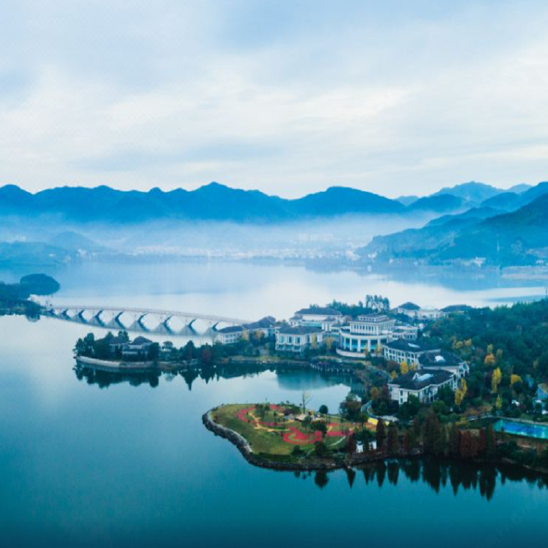 【宿】连住2晚* 豪华山景房 37㎡  【食】每间房次日双人自助早餐/四明土菜馆正餐*2顿（午餐/晚餐任选） 【享】满10人赠送免费棋牌*1次（4小时）需提前预定（数量有限） 【享】首晚欢迎水果、健身房、泳池、儿童乐园、免费停车场、wifi