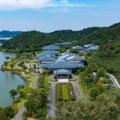 【需要二次确认】下单前请务必先提供日期咨询客服查房，有房再付款. 【住】高级园景大床房/双床房 2 晚(连住) 【食】早餐 2 份 + 儿童自助早 1 份 + 欢迎水果 1份 【享】室内儿童乐园票+钱湖秘境小火车体验票