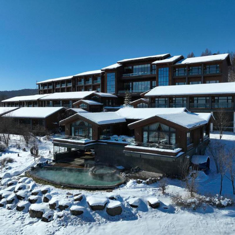 【需要二次确认】下单前请务必先提供日期咨询客服查房，有房再付款 【住】长白山景房（大床/双床）2晚+2大1小美憬阁早餐+首晚迷你吧饮品 【享】2大1小地中海温泉2份、双人UTV体验2份、2大1小滑雪+娱雪权益2份 【享】YOYO鹿苑门票2份、2大1小EP活动2份、长白山机场接送机服务1份