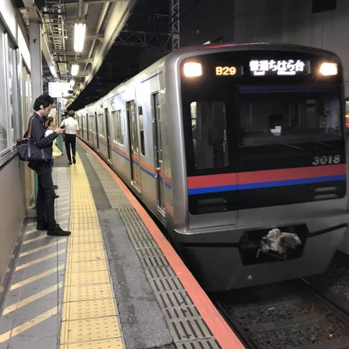 中文 英文 韩文三国语言的地铁导引说明和电子提示板 适用范围遍及13条地铁路线、250多个车站，新宿、涩谷、上野皆能到达 刷卡即可快速进出车站，当天可定，电子票方便快捷，轻松搭乘地铁游东京 24H48H72H三种通票任选，无限次搭乘东京地铁和都营地铁全线