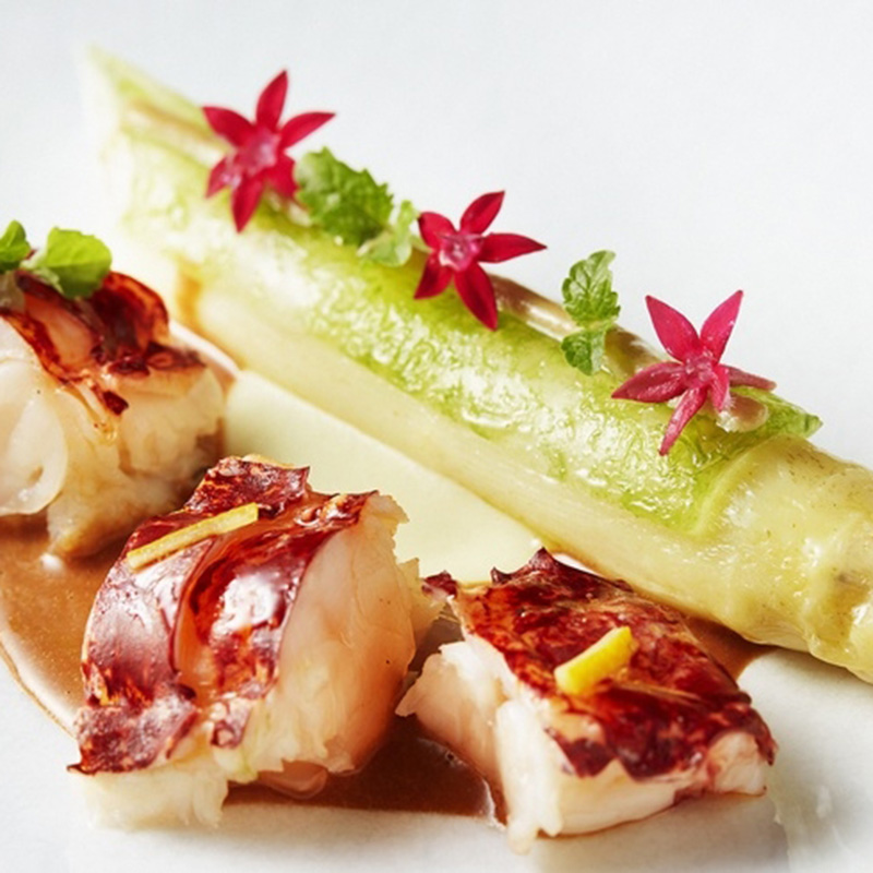 米其林一星认证法餐 鱼鲜，蔬菜，或者肉的食材，皆培养自巴黎或者南法 位于大阪/梅田车站步行约10分钟的位置，观光和购物的交通都十分便利