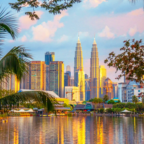 【精选行程】名胜世界/圣淘沙/鱼尾狮/双子塔/苏丹皇宫/独立广场 【金牌服务】直飞航班/金牌中文导游/境外空调旅游大巴/畅玩双国 【品质酒店】马来海边4钻度假酒店，沙滩步行即达，畅玩星级水上乐园 【特色美食】黑椒酥肉/海南鸡饭/肉骨茶娘惹餐/面包鸡