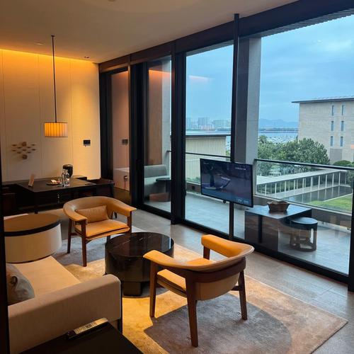 可俯瞰鼓浪屿及滨海景观 设有海景泳池、健身房等设施 套餐含每天双人早餐，送酒店消费券 享VIP礼遇，提前入住延迟退房、免费升级房间、生日布置等