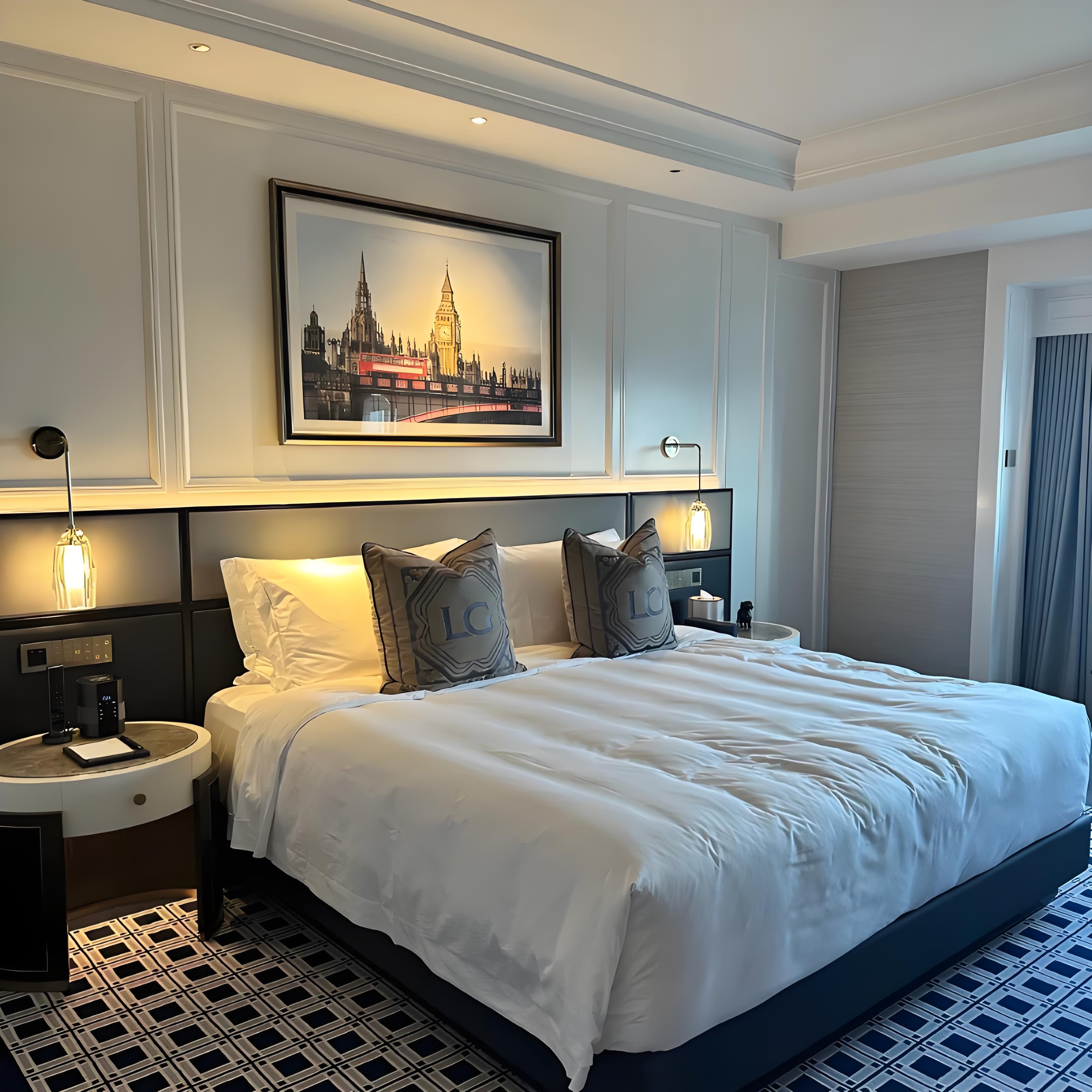 内设法式和粤菜两家顶级餐厅，有户外泳池、健身中心 提供专属管家服务，还能预约渡轮巡航等定制活动 套餐含每天双人早餐，送酒店消费券 享VIP礼遇，提前入住延迟退房、免费升级房间、生日布置等