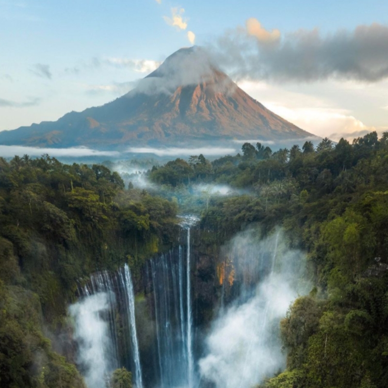 布罗莫火山绝美日出云海，宜珍火山地狱蓝火，sewu瀑布两人即成团，独立且自由轻探险火山徒步，神秘又刺激专属吉普车和司机为您保驾护航