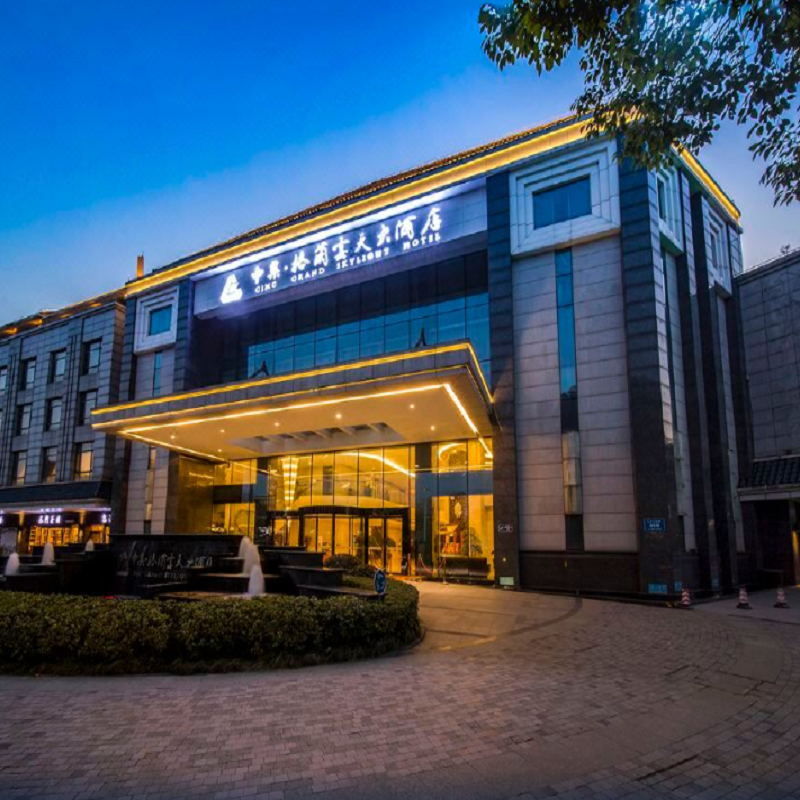 【品质服务】快速预定/优质房源/贴心服务 【套餐包含】酒店住宿1晚/双人自助早餐或花园茶楼早茶套餐（2选1） 【套餐尊享】双人淮扬套餐*1份 【地理位置】酒店正对是风景名胜“瘦西湖”西门，步行到瘦西湖约3分钟