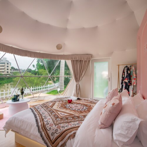 【团建訂制】公司出游/团建/年会丨兔费设计方案请咨询客服 【设备齐全活动丰富】美术馆 研学区 手作区 射箭靶场 动物喂养 重趣园 【环境优美】清吧位于小溪河旁 依山傍水 吧内草坪宽 羽杉成林 【逃离城市】适合朋友相聚，情侣约会，家庭聚会，公司团建等游玩。