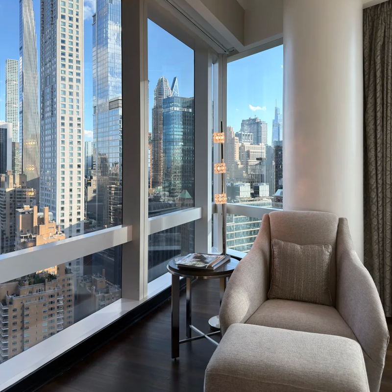 设休闲厅酒吧，推出百老汇艺术家见面会等特色活动 客房内饰融入本土元素，落地窗可赏台北 101 及城市山景 套餐含每天双人早餐，送酒店消费券 享VIP礼遇，提前入住延迟退房、免费升级房间、生日布置等