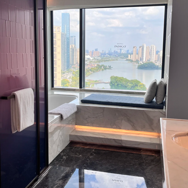 有带 270° 投影环幕的泳池、普拉提私教室，超 2600㎡活动空间 客房融入湘绣抱枕等湖湘元素，超大浴缸可赏城市天际线 套餐含每天双人早餐，送酒店消费券 享VIP礼遇，提前入住延迟退房、免费升级房间、生日布置等