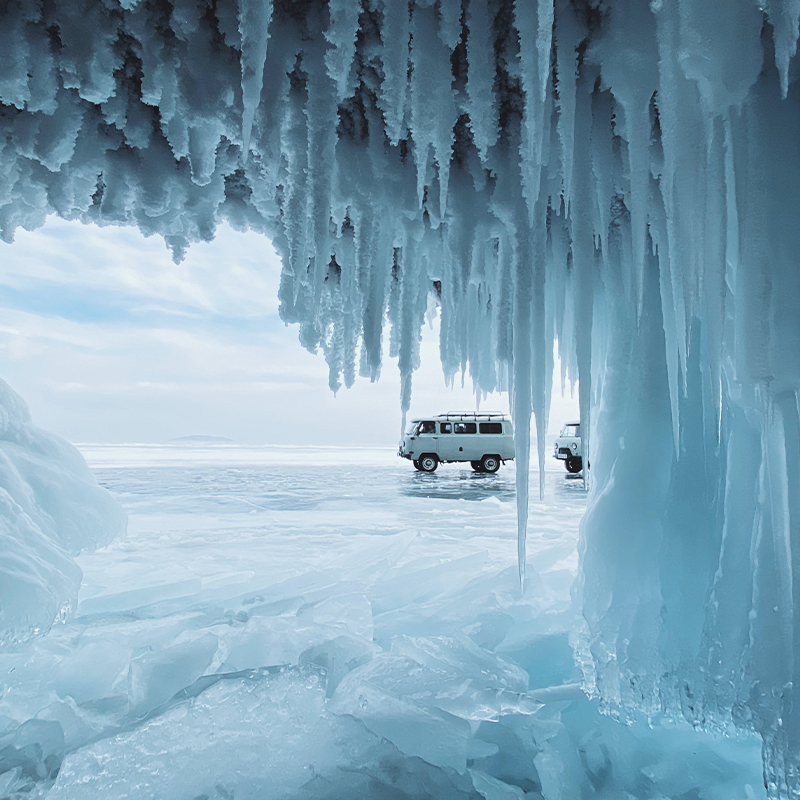 交通：全程5星航空，安全舒适，温暖体验 美景：冬季蓝冰团，气泡冰，蓝冰花，蓝冰洞 美食：体验特色美食，户外野餐体验 住宿：当地舒适酒店，感受俄罗斯特色酒店