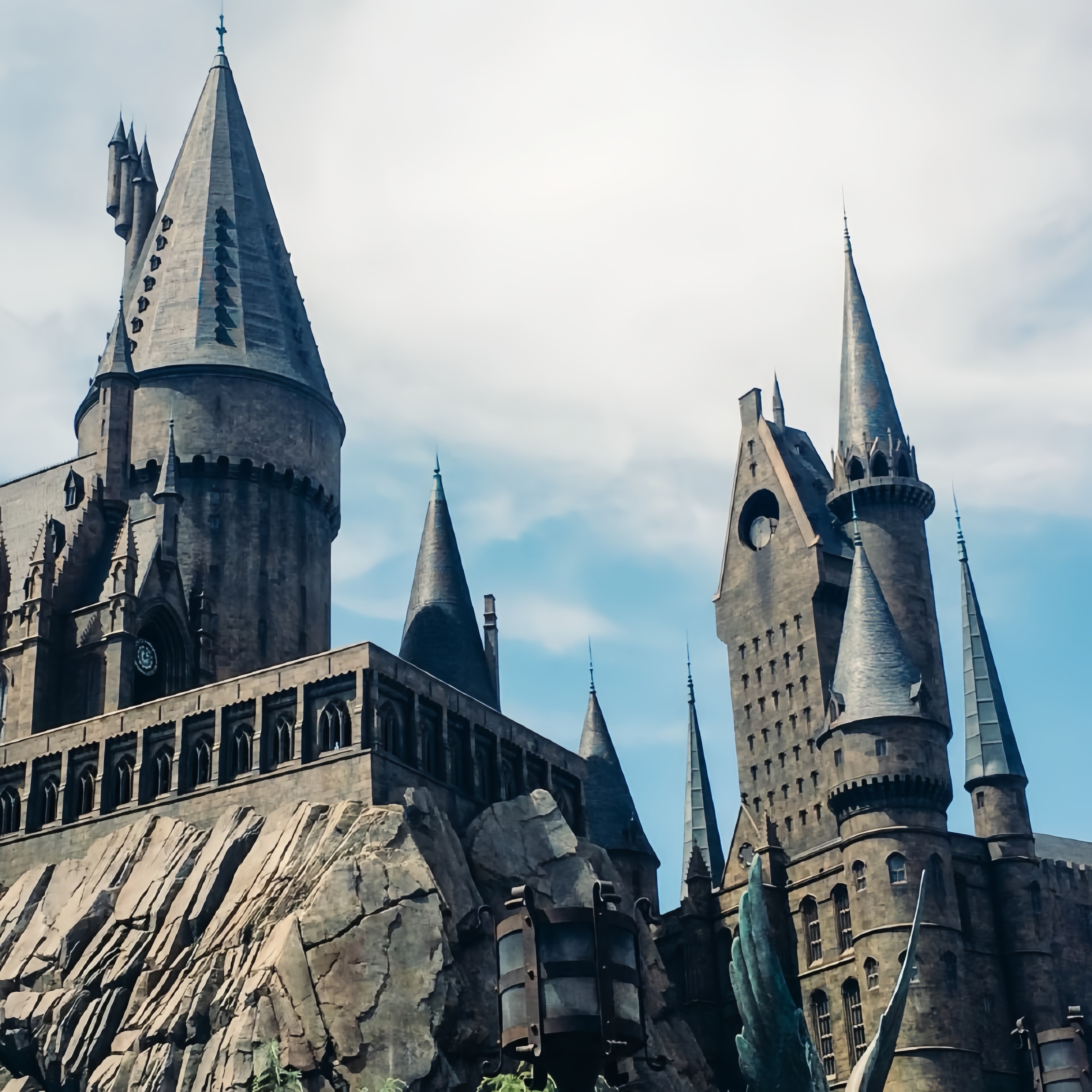 【环球门票】一价全包，一票通玩包含所有项目 【酒店位置】距离环球影城度假区车约15分钟 【体验】环球影城免费接驳班车 1份+含2份中西式自助早餐 【注意】门票实名制，付款后所有出游人姓名+身份证号需提供在线客服