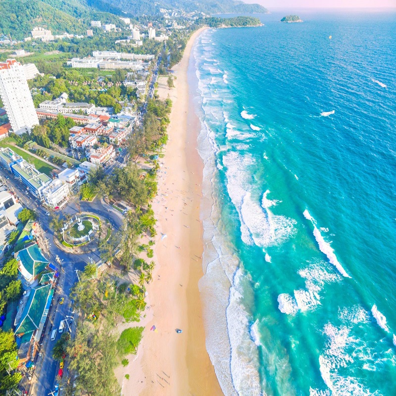 【品质服务】多年海岛经验，一手资源，一对一专属客服，旅途无忧 【精选酒店】全程四钻住宿，可升级豪华海边五钻万豪、瑞吉等 【精华线路】普吉镇包车一日游+出海皮皮岛和蛋岛游玩，一次旅行双体验 【更多精彩】可升级体验皇帝岛、斯米兰岛出海，射击、丛林飞跃等体验