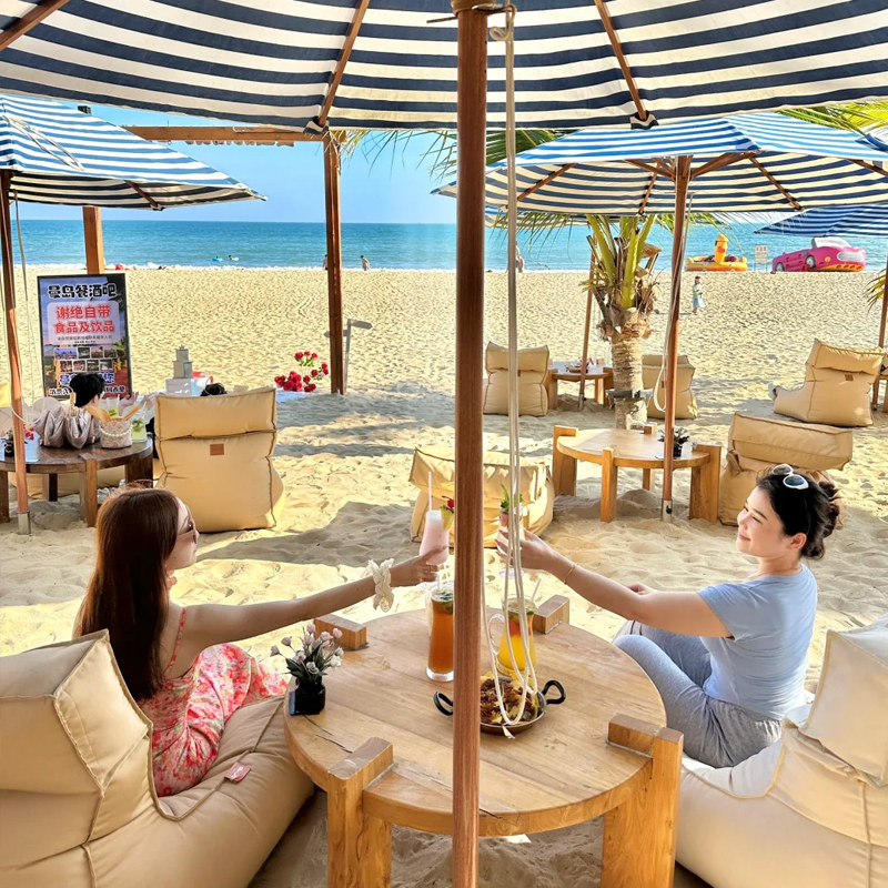 客房均为 180&deg; 全海景房，房间阳台设有独立泳池 无边际恒温泳池与海景相连，视野极佳 旅行社协议价官方预定，帮您省钱省心 全球奢华酒店均合作，全程一对一客服接待