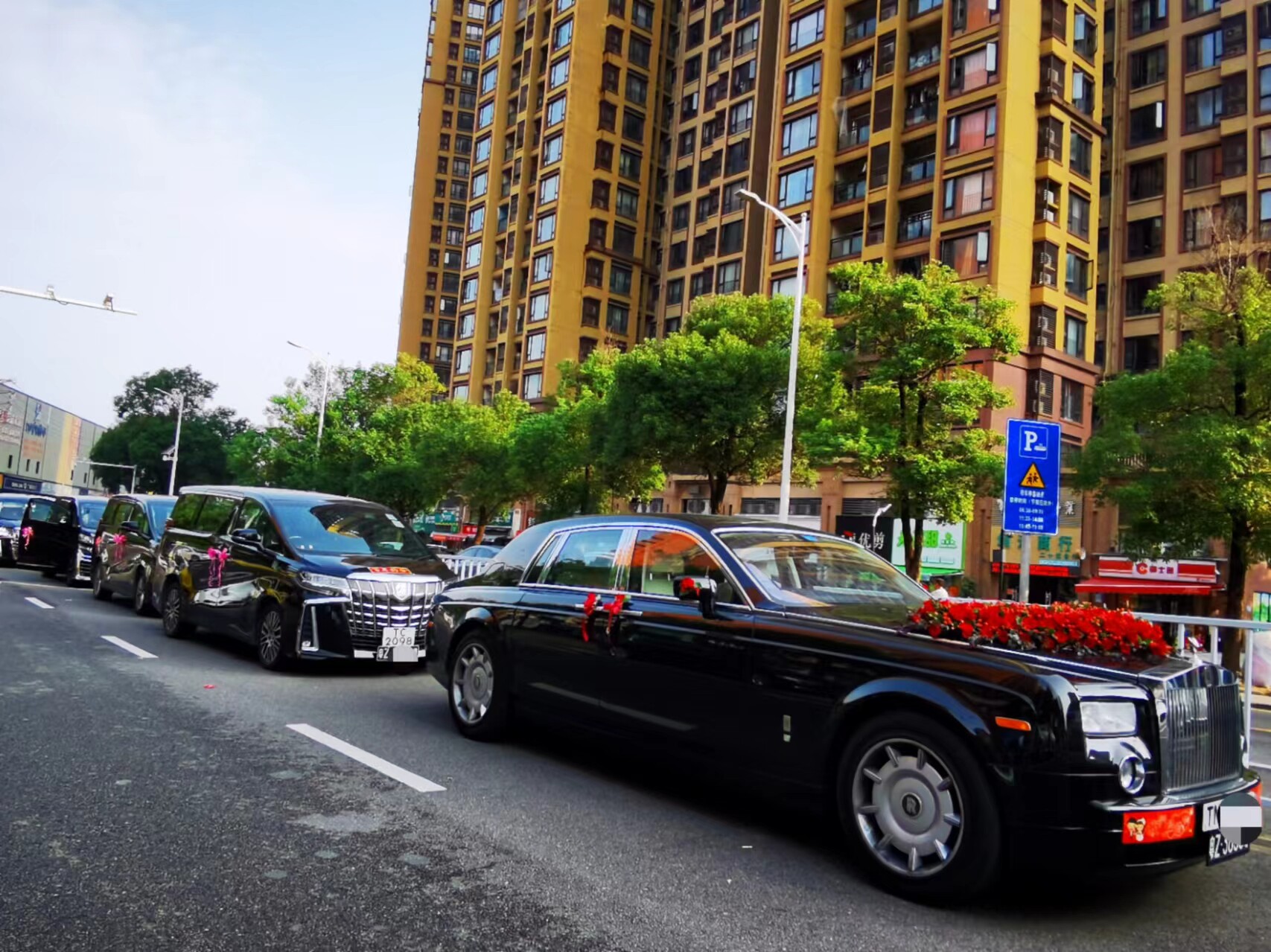 婚车租赁中港车婚庆用车香港深圳劳斯莱斯幻影古斯特宾利车队出租