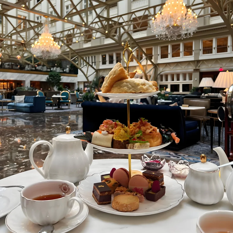 30 楼有全景室内泳池，水疗中心提供绿茶香氛按摩等特色项目 16 楼有羿庭酒廊与无边泳池，顶层设牛排馆等餐饮场所 套餐含每天双人早餐，送酒店消费券 享VIP礼遇，提前入住延迟退房、免费升级房间、生日布置等