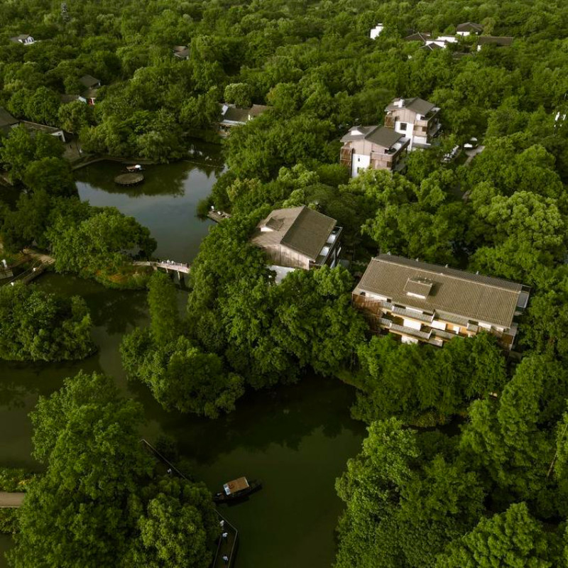 【需二次确认】下单前请务必先提供日期咨询客服查房，有房再付款 【住】舒适园景大/双床房1晚或舒适园景大/双床房（可选2间1晚）2晚 【享】前50单预约可免费升级雅致湖景/湖畔庭院/景观湖景大床房+旅拍 【享】双早+晚餐/下午茶+欢迎水果+晚安点心+迷你吧+接驳服务等