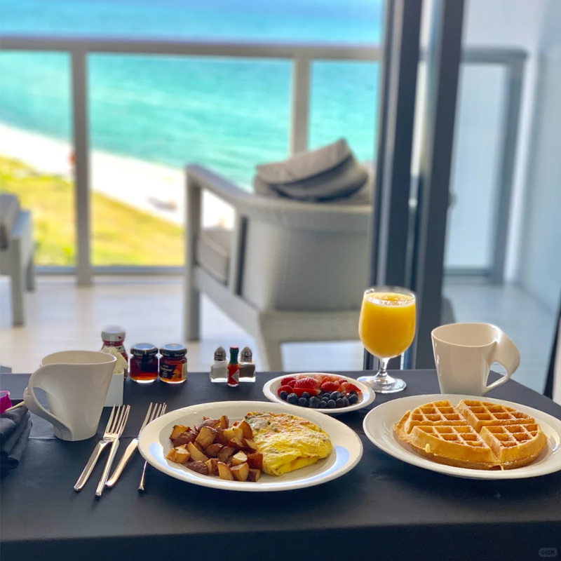 设有多家特色餐厅，提供墨西哥、日式等多国美食 拥有 644 间精致客房含 20 间套房，部分可赏城市或海湾山景 套餐含每天双人早餐，送酒店消费券 享VIP礼遇，提前入住延迟退房、免费升级房间、生日布置等