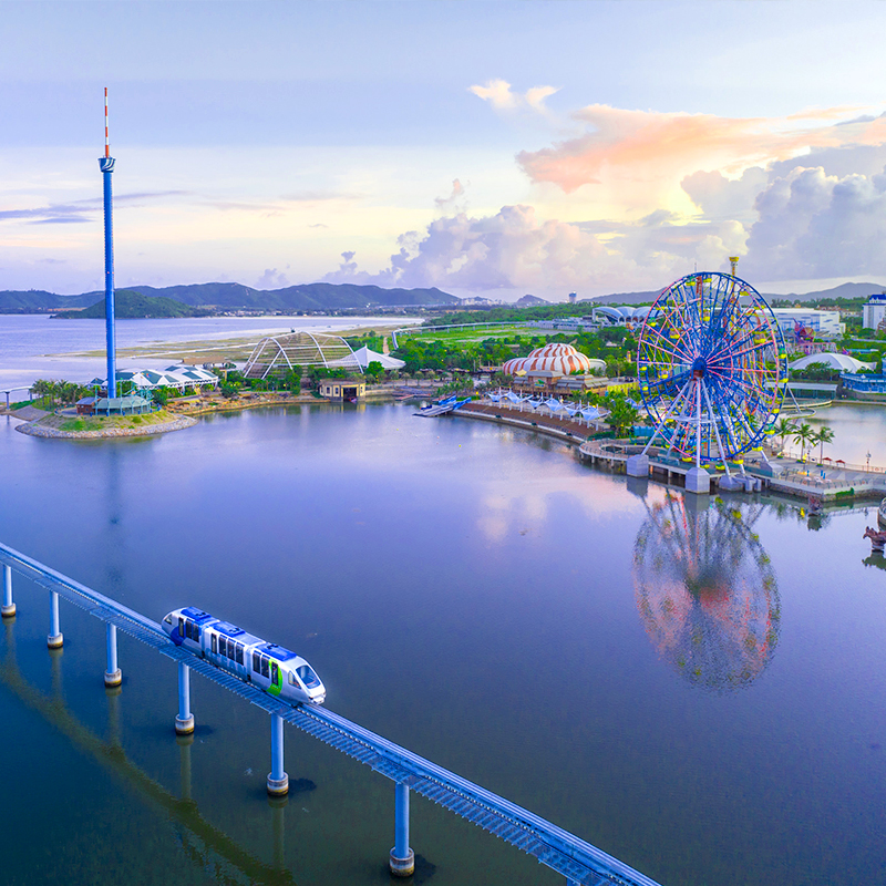 周末不加价，海洋世界水乐园无限次游玩权益，亲子活动多 所有客房均有私家观景阳台，部分房型可观网红摩天轮 “珍珠海岸上的童话宫殿 ”，曾获得美国金钥匙大奖 将梦幻海洋童话故事与凯悦设计风格结合，拥有绝佳夜景