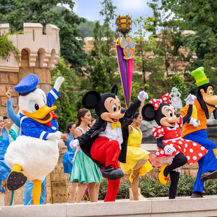 [香港迪士尼乐园-20周年1大1小优惠票送迷你派对帽][香港迪士尼乐园-20周年亲子同乐优惠套票]扫码入园