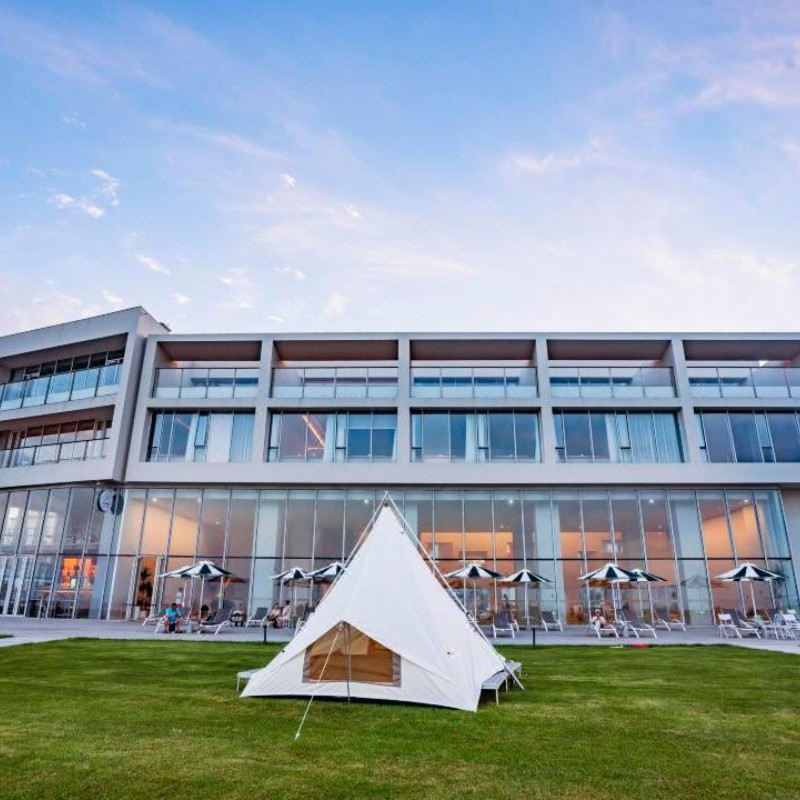 【需要二次确认】下单前请务必先提供日期咨询客服查房，有房再付款. 【住】临岸大床房/小庭院泡池大床房2晚 【食】迷你吧/水果 【享】旅拍