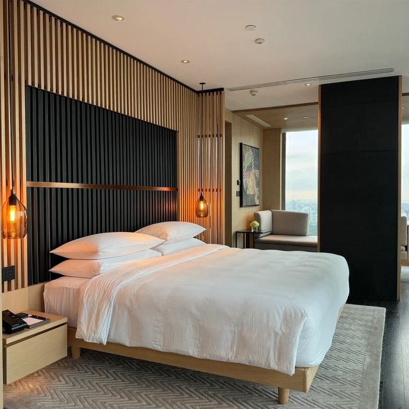 拥有印尼最大酒店宴会厅（可容纳 8000 人），适合大型会议与庆典 华水疗主打婆罗洲磨砂、爪哇皇室按摩，户外泳池与健身中心设施完善 套餐含每天双人早餐，送酒店消费券 享VIP礼遇，提前入住延迟退房、免费升级房间、生日布置等