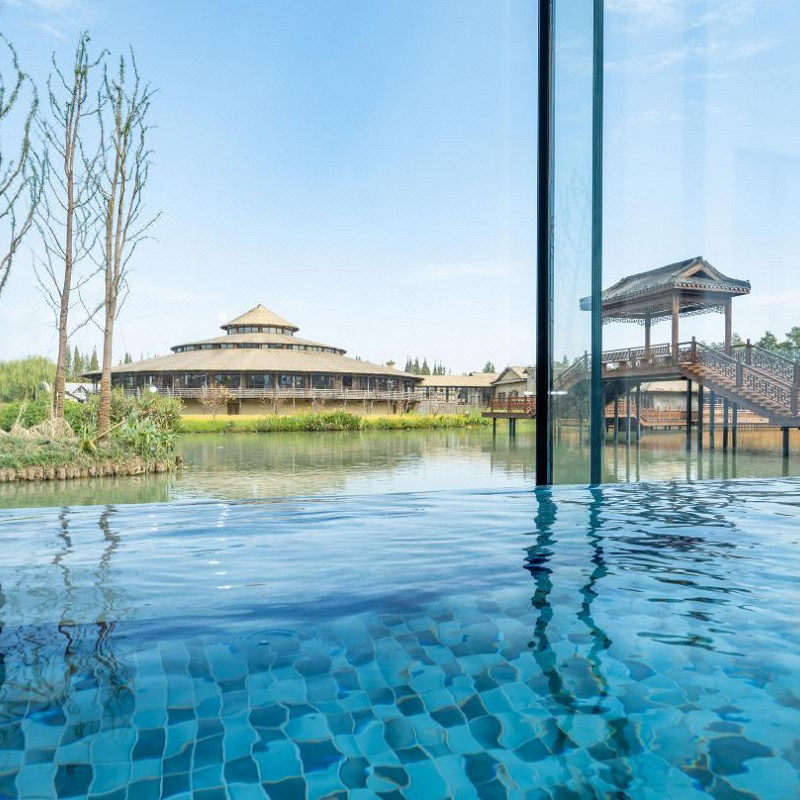 住豪华度假酒店，住宿期间可无限次出入景区 景区内免费游览车乘坐+免费行李托运服务 包含2大1小早餐+西栅和乌村门票（1.5米以下儿童）