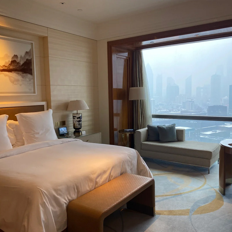 配备 3 大特色餐厅、港湾酒吧及无边泳池等设施 可俯瞰海景与城市天际线 套餐含每天双人早餐，送酒店消费券 享VIP礼遇，提前入住延迟退房、免费升级房间、生日布置等