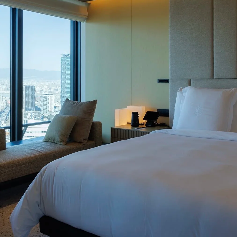 设亲子主题房与儿童下午茶，每周有文化徒步导览，兼具商务、度假与亲子属性 乐部套房以 &ldquo;金缮&rdquo; 为设计灵感，部分大套房面积超百平 套餐含每天双人早餐，送酒店消费券 享VIP礼遇，提前入住延迟退房、免费升级房间、生日布置等