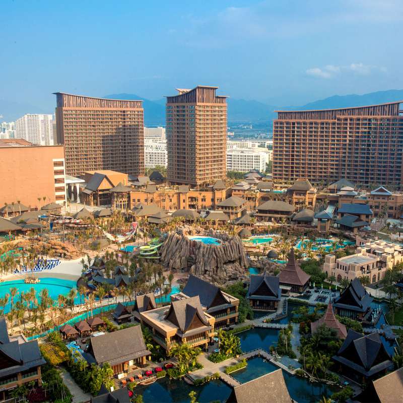 春节可订，送“迷你版亚特”亚马孙水乐园票，赠旅拍，延迟退 造浪泳池，丛林漂流，火山水乐园 美食街应有尽有，荟萃世界各地风味小吃，主题餐厅，儿童主题餐厅 一站式综合体酒店度假区，看电影，聚餐，开Party，玩游戏，唱歌