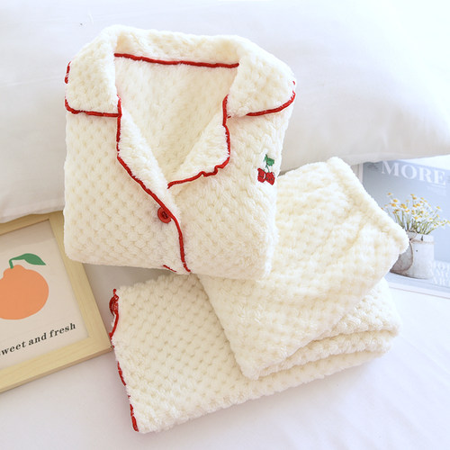 法兰绒甜美秋冬刺绣睡衣套保暖