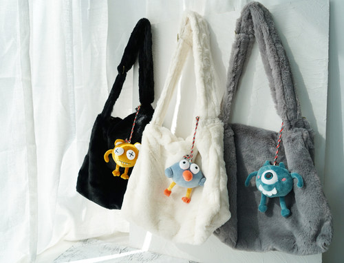 原创毛绒少女斜挎包休闲学生帆布