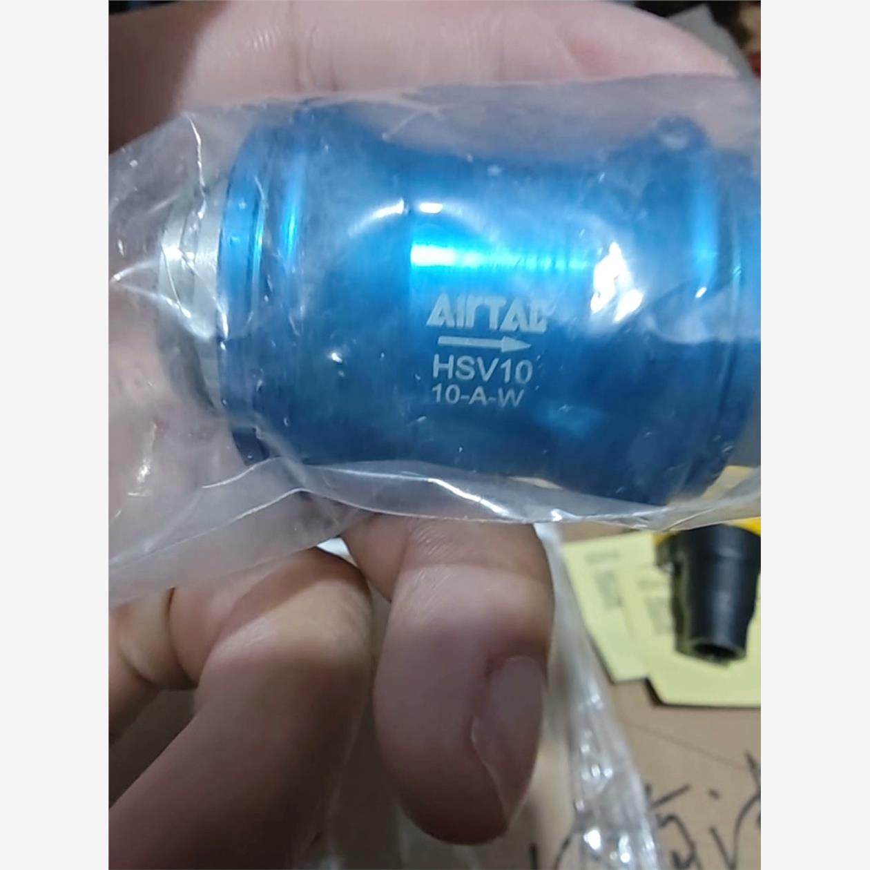 全新原装亚德客手滑阀，HSV10，数量5，单价18，喜欢私聊