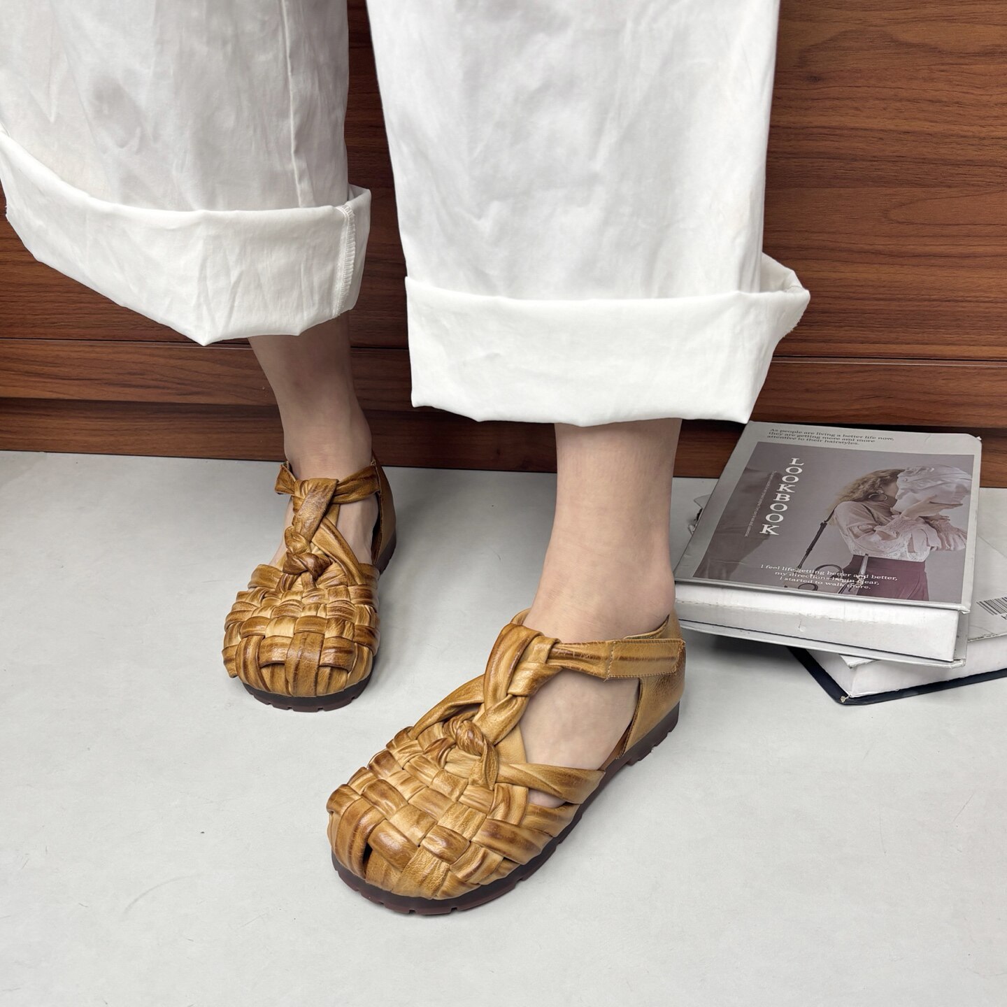 艺鞜2026春夏新款复古真皮手工编织软底软面麻花凉鞋魔术贴包头鞋
