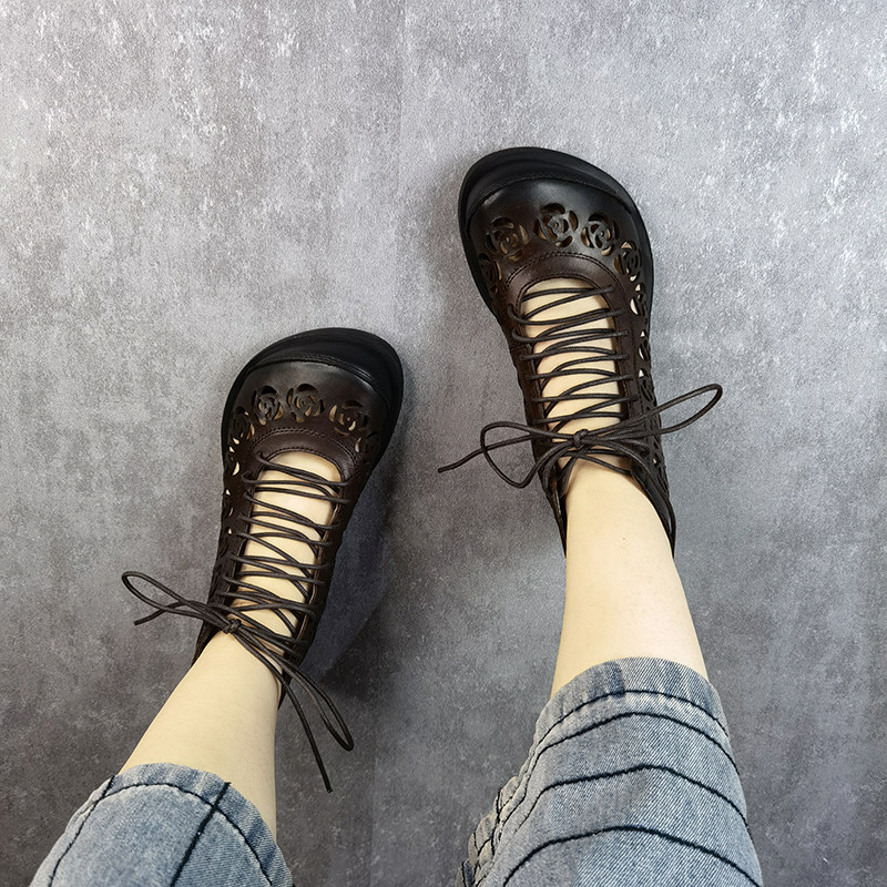 艺鞜2026夏季新款真皮平底大圆头娃娃镂空雕花绑带后拉链马丁凉靴