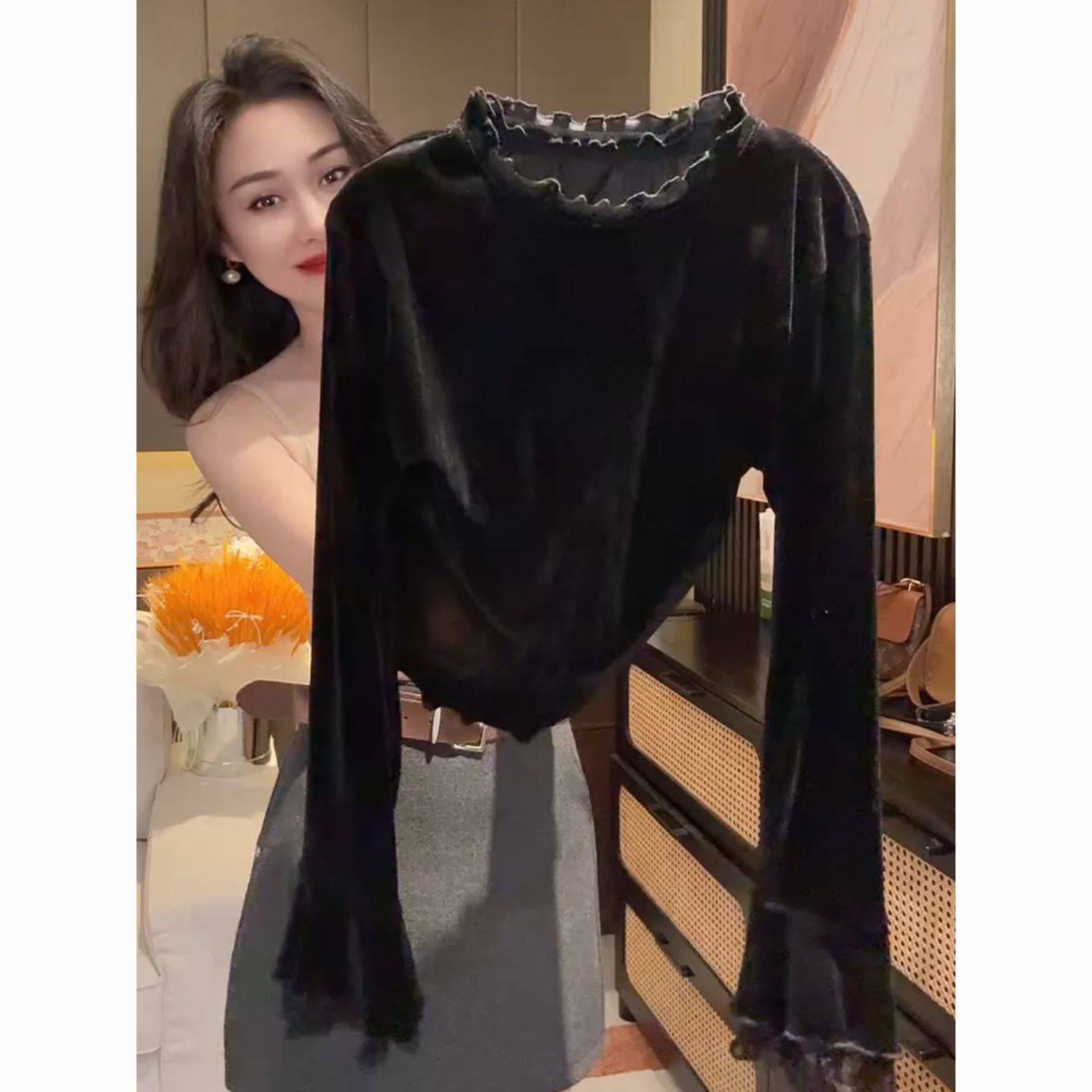 2026春新款高级感木耳花边圆领蕾丝拼接喇叭袖丝绒上衣女打底衫,女装/女士精品,T恤,淘宝优惠券,粉丝福利购,淘宝优惠卷