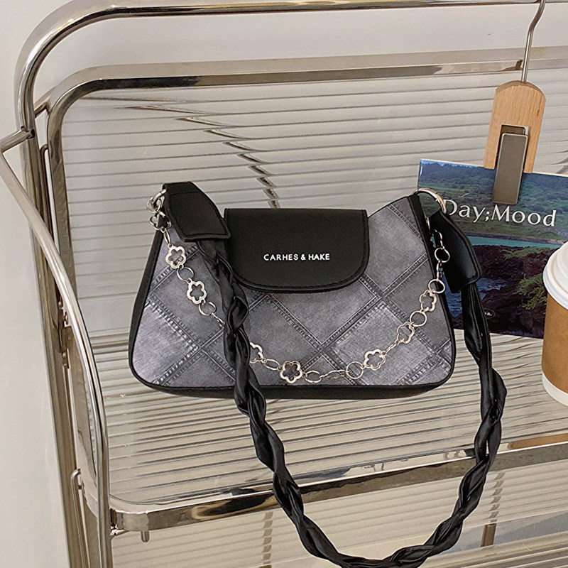 小众设计流行包包2024年冬季纯色新款潮流时尚单肩简约休闲小方包