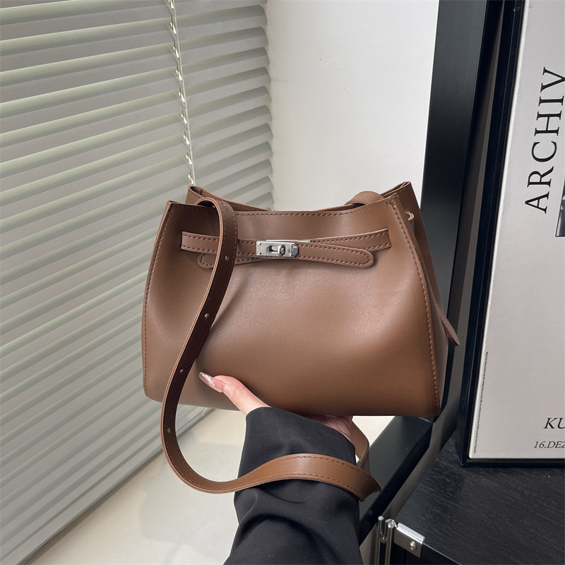 韩版手提水桶包包女2026春季潮流时尚简约大容量单肩包通勤斜挎包