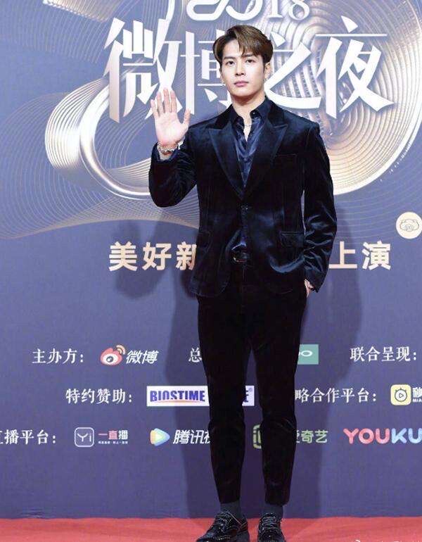 王嘉尔同款戗驳领天鹅绒西装金丝绒西服套装一粒扣修身冬装男外套