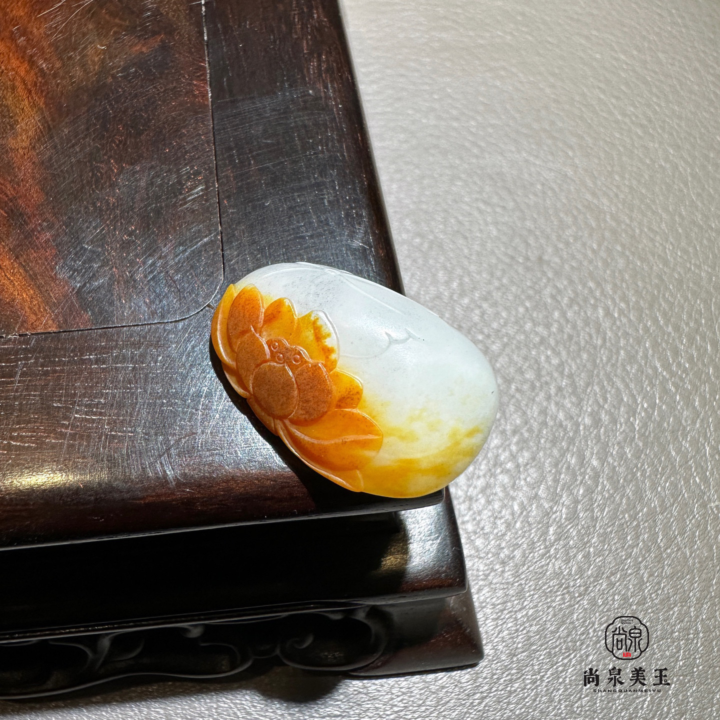 尚泉美玉7.7克新疆和田玉籽料红皮俏色雕莲花挂件海派工艺原创