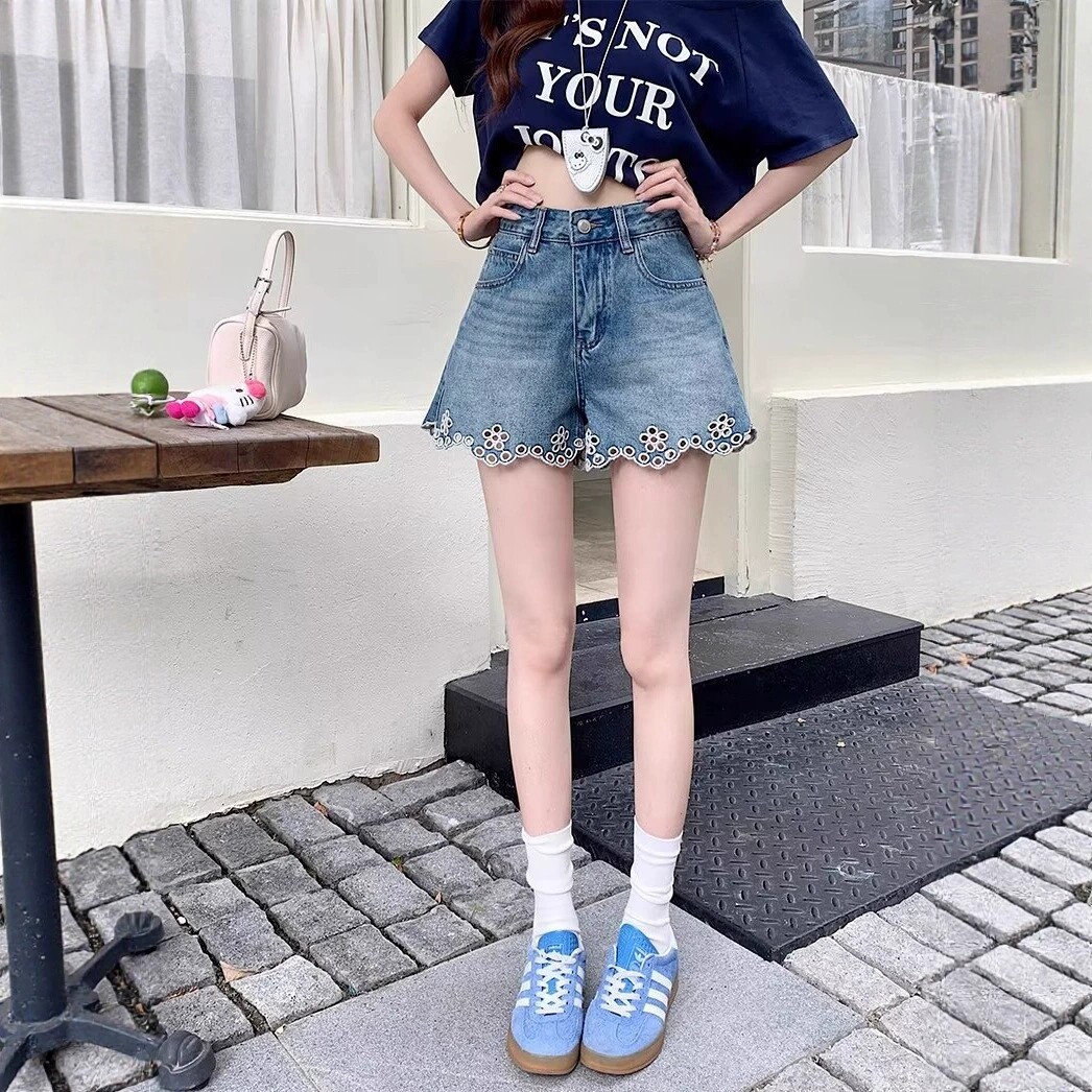 国风镂空刺绣花牛仔短裤女夏季2026新款高腰显瘦百搭大码a字热裤