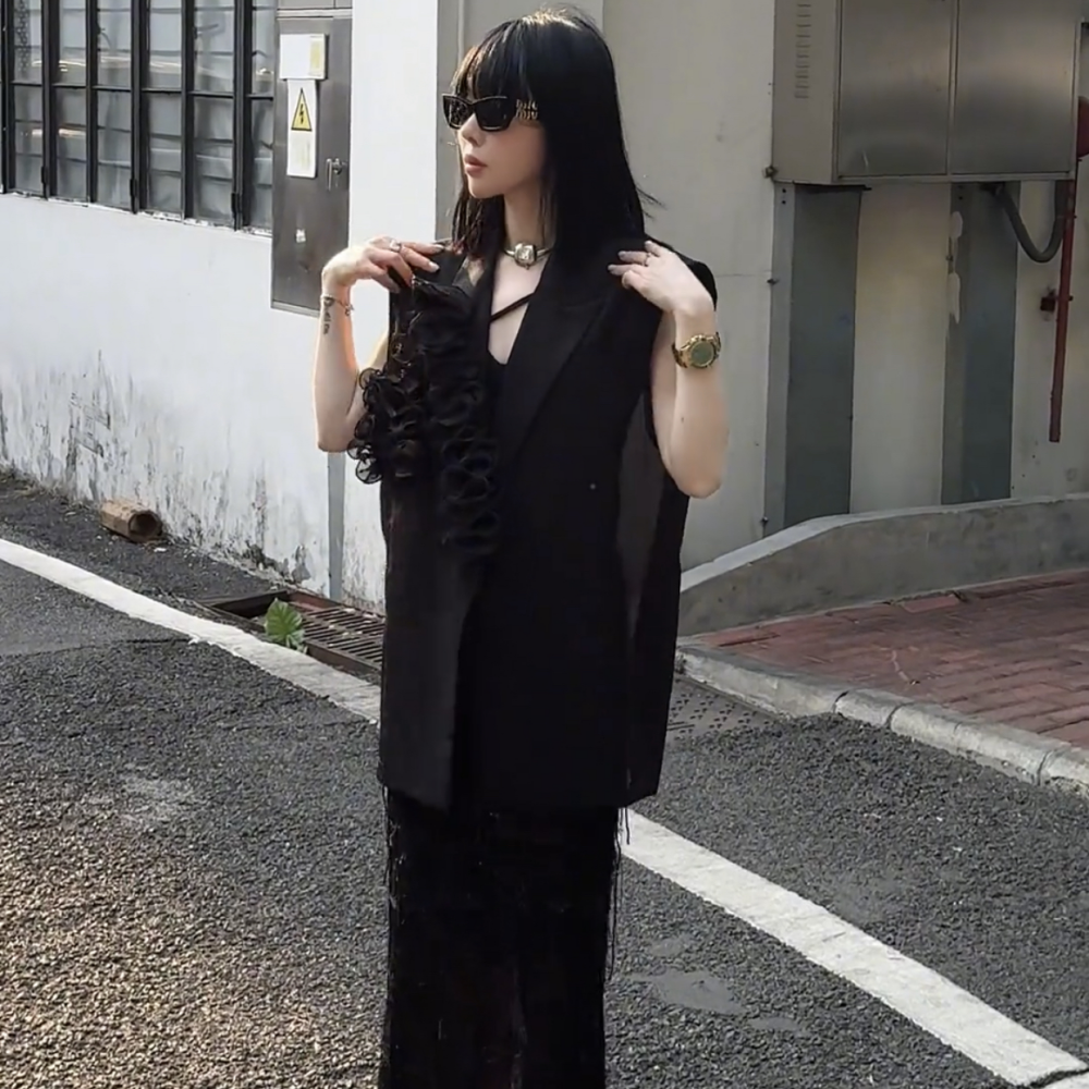 2025年夏季新款花边时尚设计感女神风黑色西装马甲外套短裤两件套
