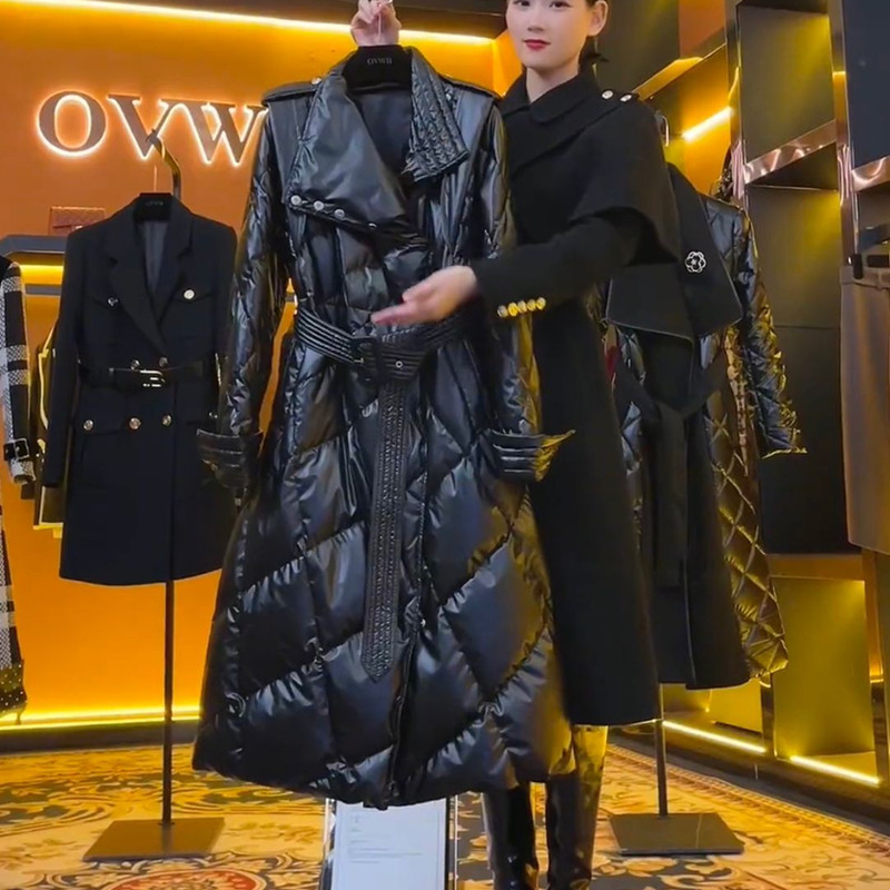 黑色菱形格羽绒服女2025年冬季新款设计感洋气长款加厚大翻领外套