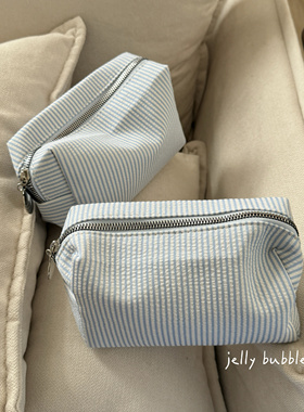 娜娜同款～简约蓝色条纹泡泡纱化妆包手拿包大容量洗漱包收纳袋