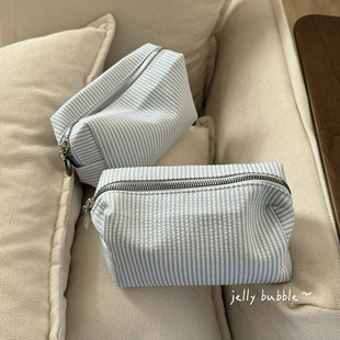 娜娜同款 ～简约蓝色条纹泡泡纱化妆包手拿包大容量洗漱包收纳袋