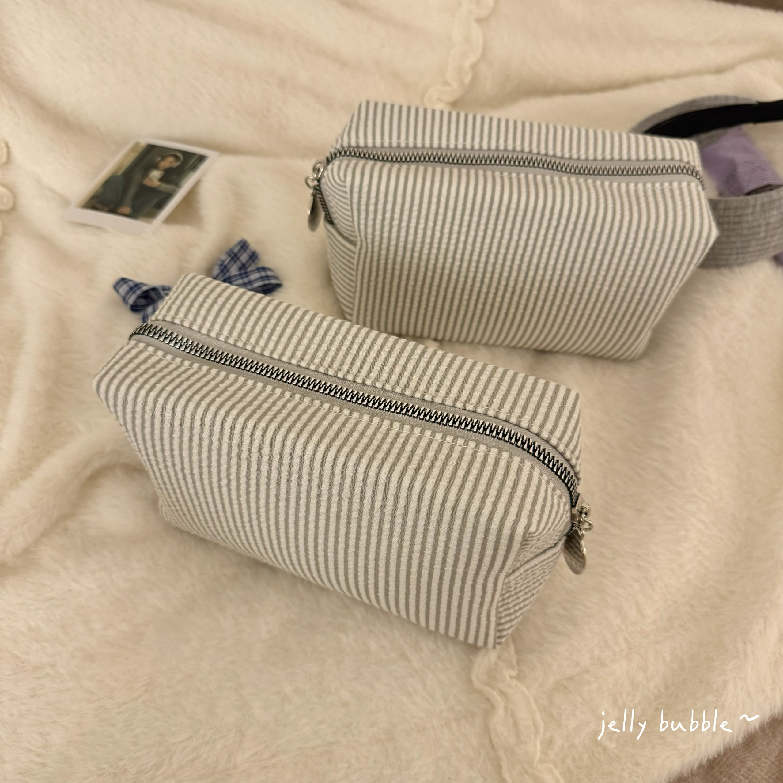 娜娜同款～简约灰色条纹泡泡纱化妆包手拿包大容量洗漱包收纳袋